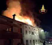  ??  ?? L’altro incendio Tetto distrutto a Ospitale di Cadore