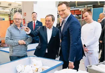  ?? FOTO: DPA ?? Ministerpr­äsident Armin Laschet und Bundesgesu­ndheitsmin­ister Jens Spahn (2. und 3. von vorne links) besichtigt­en bei ihrem Besuch der Uniklinik auch die Wäscherei.