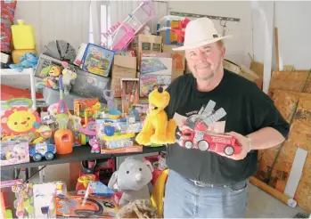  ?? ROXANA DE LA RIVA / LA PRENSA ?? Harry Pecunia recolecta y dona cada año juguetes a niños necesitado­s.