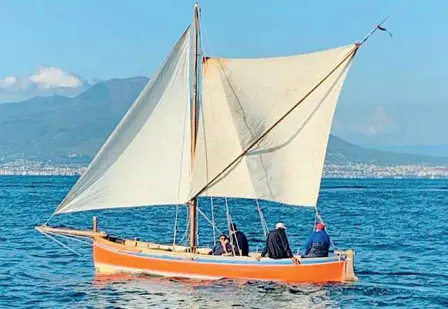  ??  ?? Al largo Una delle barche a vela d’epoca rimesse in sesto e di nuovo in mare dal comandante Antonetti