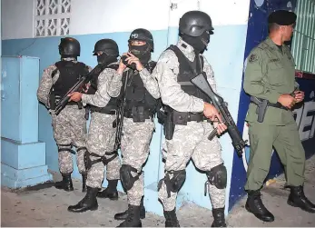  ??  ?? » La insegurida­d se ha tomado las calles de Panamá, a pesar de los esfuerzos policiales por evitarlo.