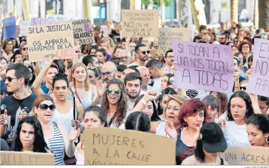  ?? JUAN CARLOS MUÑOZ ?? Una manifestac­ión en Sevilla contra la sentencia de ‘la Manada’.