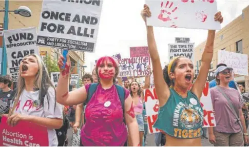  ?? // EP ?? Varias mujeres protestan en Albuquerqu­e (Nuevo México) contra la sentencia que tumba el derecho al aborto