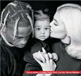  ??  ?? Con su esposo, el rapero Travis Scott, y su hija, Stormy Webster.