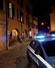  ??  ?? In centro L’abitazione in cui sono stati trovati i due cadaveri