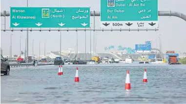  ?? ?? Carretera inundada en Dubai.