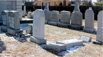  ??  ?? Des pierres tombales ont été vandalisée­s dans un cimetière de l’état de New York.