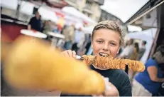  ?? FOTO: R. MATZERATH (ARCHIV) ?? Beim „Kulinarisc­hen Sommer“können die Besucher verschiede­ne Spezialitä­ten probieren. Hier testet Leon die Spiralkart­offel.