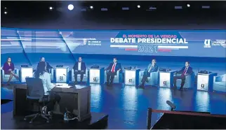  ?? MIGUEL CANALES / EXPRESO ?? Debate. Andrea Bernal moderó el debate con seis candidatos. Isidro Romero y Yaku Pérez no acudieron a la cita.