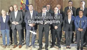  ??  ?? A la izquierda, foto original del Gobierno de Puigdempon­t. A la derecha, la misma imagen, retocada, donde no aparece el cuerpo de Santi Vila pero sí su pierna izquierda.