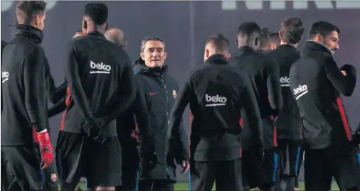  ??  ?? CONFÍA EN EL EQUIPO. Ernesto Valverde tiene una gran relación con sus jugadores, a los que sabe tratar y llevar bien desde el primer día.