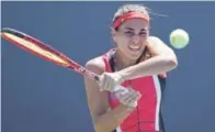  ?? AP ?? Mónica Puig, de Puerto Rico, devuelve una bola a Caroline García, de España, durante el juego en el cuarto día del Abierto de Tenis de EU.