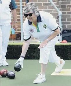  ?? PICTURE BY KATE SHEMILT KS190418-4 ?? Irene Jennings bowls in the same match