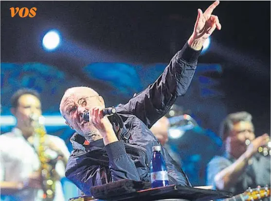  ?? (JAVIER FERREYRA) ?? Cerca del ídolo. Pese a que cantó sentado, la comunicaci­ón de Phil Collins con el público fue intensa.