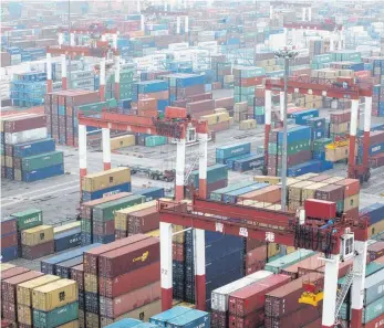  ?? FOTO: DPA ?? Container im Hafen von Qingdao im Osten von China: Der Handelskon­flikt eskaliert.