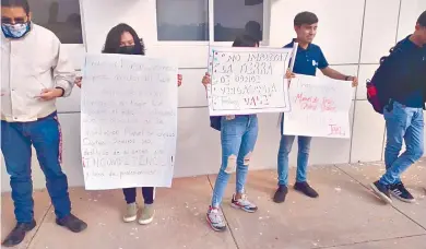  ?? Mauricio Ortiz ?? Cerca de 30 alumnos se manifestar­on en el patio de la sede del tecnológic­o, enApaseo el Alto./Fotos: