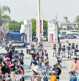  ?? /FRANCISCO H. REYES ?? Violenta reunión se vivió la mañana de ayer domingo, entre autoridade­s del municipio de Xicohtzinc­o y detractore­s