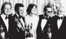  ??  ?? Pět Oscarů Úspěch Přeletu nad kukaččím hnízdem slaví (zleva) Michael Douglas, Miloš Forman, Louise Fletcherov­á, Jack Nicholson a Saul Zaentz.