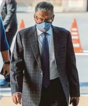  ?? PIC BY ASYRAF HAMZAH ?? Former attorney-general Tan Sri Mohamed Apandi Ali arriving at the Kuala Lumpur Courts Complex yesterday.