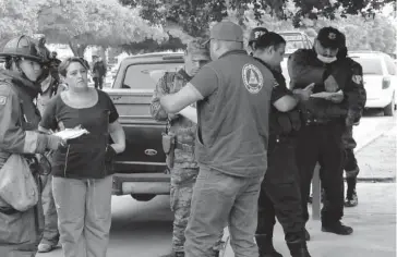  ?? VICENTE GUERRERO ?? &gt; Policías y cuerpos de rescate atienden el llamado de auxilio.