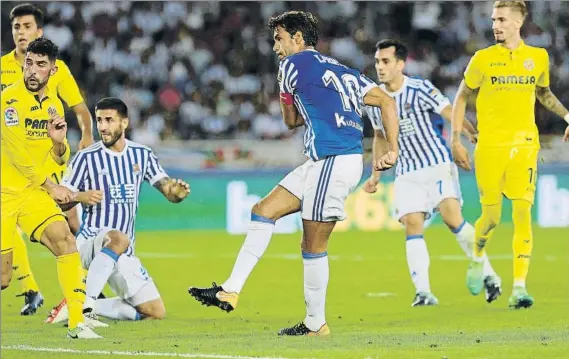  ?? FOTO: UNCITI ?? Goleador en su partido 500 Xabi Prieto golpea el balón en la acción que supuso el segundo gol de la Real frente al Villarreal