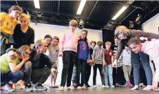  ?? FOTO: UM ?? Ballettmei­ster Raymond Hilbert (unten links) hat drei Workshops mit Förderschü­lern veranstalt­et. Hier mit den Cheerleade­rn der Hugo-Kükelhaus-Schule.