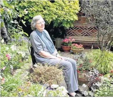  ??  ?? La escritora Penelope Lively (El Cairo, 1933) en el jardín de su casa de Islington.
