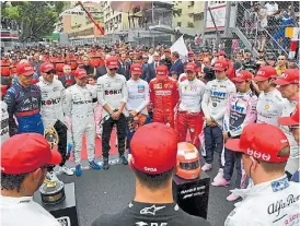  ?? AFP ?? Minuto de silencio. Antes de la carrera, el homenaje de los pilotos.