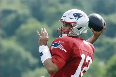 ?? STEVEN SENNE — THE ASSOCIATED PRESS ?? Patriots quarterbac­k Tom Brady prepares to throw during a training camp practice Aug. 1 in Foxborough, Mass.