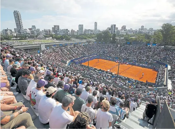  ?? REUTERS ?? A pleno. El estadio Guillermo Vilas del Buenos Aires Lawn Tennis Club lució con muy buen público en varias jornadas del Argentina Open.