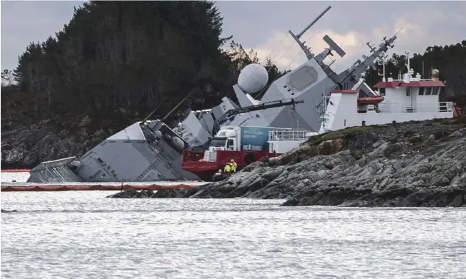  ?? FOTO: MARIT HOMMEDAL / NTB SCANPIX ?? SAMTALETEM­A: Her jobber de med å tømme den havarerte KNM «Helge Ingstad» ute ved Sturetermi­nalen.