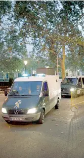  ??  ?? In manette I cellulari della polizia spagnola portano via i consiglier­i catalani dopo l’udienza dell’Audiencia Nacional