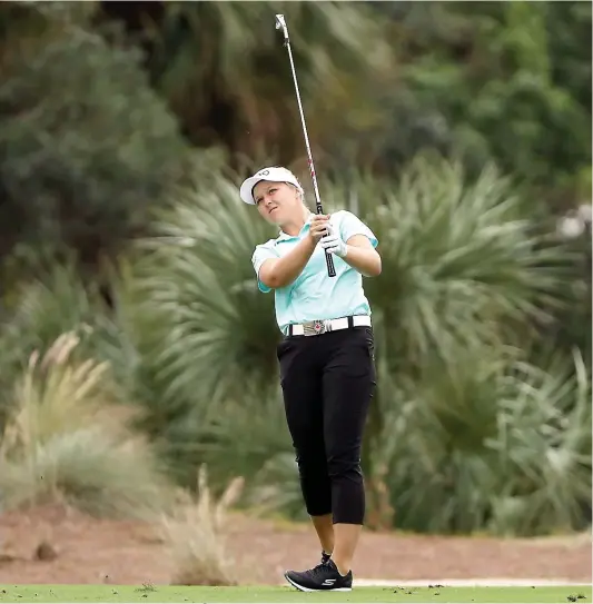  ??  ?? La Canadienne Brooke M. Henderson se retrouve à quatre coups de la tête après trois rondes du Championna­t CME Group.