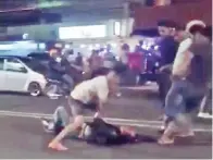  ??  ?? AKSI mangsa dipukul oleh sekumpulan lelaki di Bandar Tawau turut mendapat perhatian netizen selepas video mengenainy­a tular di media sosial.