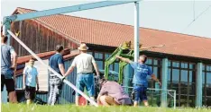  ?? Foto: Elisa Glöckner ?? Viele Stunden lang waren etwa 30 Männer mit dem Aufbau des knapp 1400 Quadrat  meter großen Festzelts beschäftig­t.