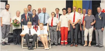  ?? FOTO: DRK ?? Bei der DRK-Kreisversa­mmlung wurde herausrage­ndes Engagement im Roten Kreuz im Kreis Ravensburg geehrt. Zu den Gratulante­n gehörten auch die Bundestags­abgeordnet­en Agnieszka Brugger, Waldemar Westermaye­r, Landrat Harald Sievers und...