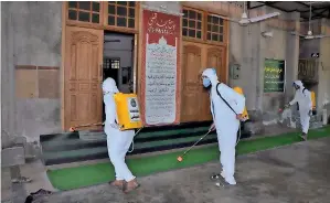  ?? APP ?? HYGIENE MEASURES: Volunteers spray disinfecta­nt at a mosque in Islamabad on Wednesday as part of measures to control the spread of coronaviru­s. —