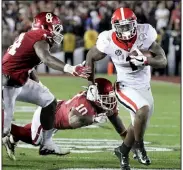  ?? ASSOCIATED PRESS ?? Georgia running back Sony Michel breaks away from Oklahoma defenders on the game-winning touchdown run in overtime during Monday’s Rose Bowl.