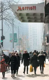  ?? PHOTO AFP ?? Des passants marchent devant un hôtel Marriott de Chicago.