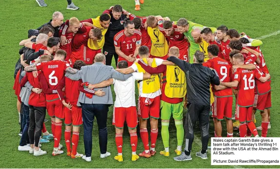 ?? Picture: David Rawcliffe/propaganda ?? Wales captain Gareth Bale gives a team talk after Monday’s thrilling 1-1 draw with the USA at the Ahmad Bin Ali Stadium.