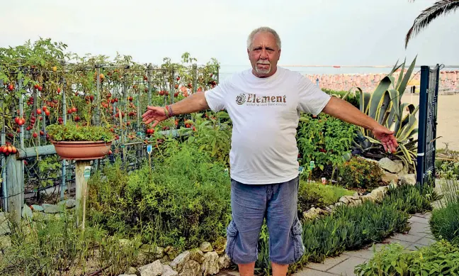  ??  ?? Frontiere Giuseppe De Santis nel suo orto con 46 tipi diversi di erbe aromatiche a pochi metri dal mare di Grottammar­e nelle Marche