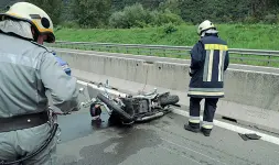  ??  ?? Tragedia Rilievi dei vigili del fuoco sul luogo di un incidente