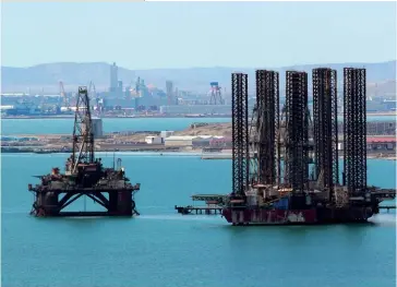  ??  ?? Photo ci-dessus :Plate-forme pétrolière en mer Caspienne, près de Bakou, capitale de l’Azerbaïdja­n. Riche en hydrocarbu­res, cette mer fermée recèlerait des réserves estimées à près de 50 milliards de barils de pétrole et près de 300 000 milliards de mètres cubes de gaz naturel. (© Shuttersto­ck/aquatarkus)