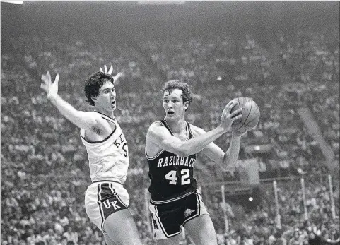  ?? (Associated Press File Photo) ?? Rick Robey of Kentucky (left) flails his arms as Jim Counce (42) of Arkansas tries to pass during semifinal NCAA action in St. Louis on March 25, 1978.