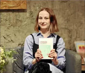  ?? Foto: PILAR PELLICER ?? La autora inglesa Lara Williams posa en Rata Corner con la traducción al catalán de su novela, editada por Angle.