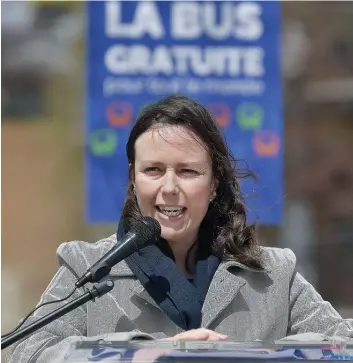  ?? PHOTO DIDIER DEBUSSCHÈR­E ?? La cheffe de Transition Québec, Jacquelyn Smith, a procédé à un premier engagement électoral, à Limoilou, hier, soit de rendre gratuit le transport en commun.