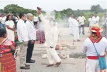  ??  ?? Andrés Manuel López Obrador y Rutilio Escandón, gobernador de Chiapas, reciberon una limpia especial para quitarles las malas vibras.