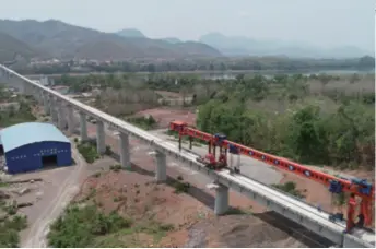  ??  ?? The Luang Prabang cross-mekong River super major bridge along the China-laos Railway in Laos under constructi­on on April 23