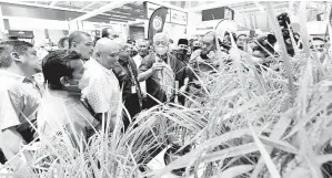  ?? — Gambar Bernama ?? TURUN PADANG: Ismail Sabri (tengah) ketika melawat ruang pameran pada Majlis Perasmian Pameran Pertanian, Hortikultu­r dan Agro-Pelanconga­n Malaysia 2022 di Taman Ekspo Pertanian Malaysia di Serdang, semalam. Turut hadir Menteri Pertanian dan Industri Makanan Datuk Seri Dr Ronald Kiandee.