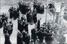  ?? EUROPA PRESS ?? Tras la manifestac­ión. El 14 de mayo, 250 sacerdotes acuden al patio del palacio arzobispal para entregar una carta al obispo Modrego